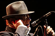 Van Morrison no defraudó a los miles de fieles a su música que ayer abarrotaron el Multiusos del Sar en su único concierto en España FOTO: Fernando Blanco